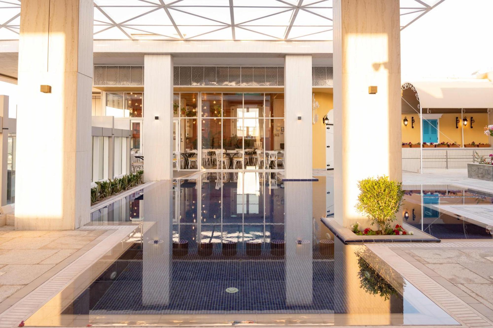 Millennium Place Dauhá Exteriér fotografie The fountain at the entrance of the hotel