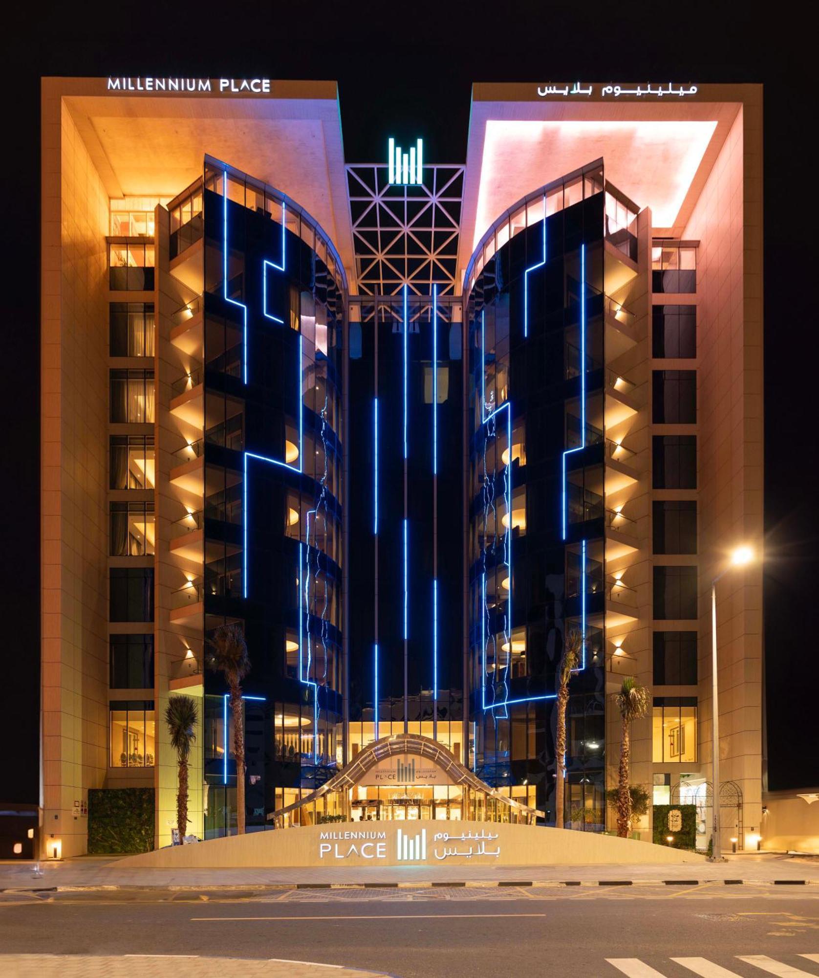 Millennium Place Dauhá Exteriér fotografie The hotel at night